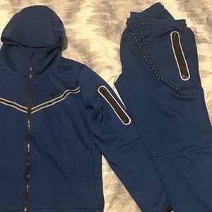 NIKE TECH SWEATSUIT LARGE